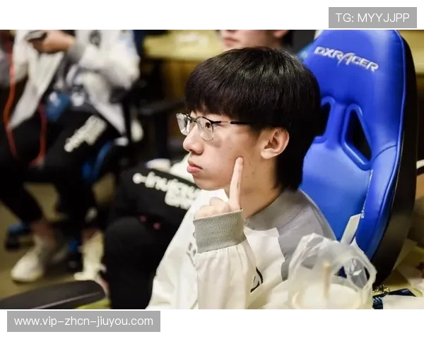 LPL辅助闪现开团完美命中多人，带你走进竞技游戏的核心魅力！