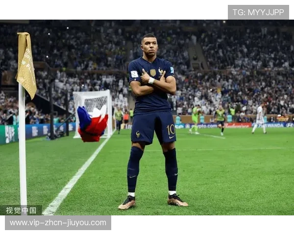 姆巴佩的半高球抽射：足球中的力量与艺术完美结合